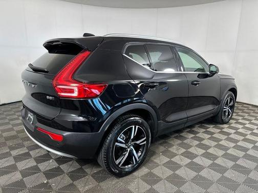 2025 Volvo XC40 B5 Core Bright Theme