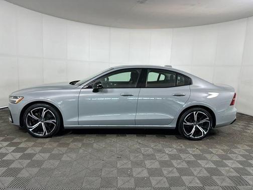 2024 Volvo S60 B5 Plus Dark Theme