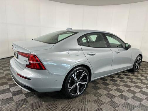 2024 Volvo S60 B5 Plus Dark Theme