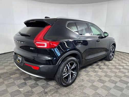 2025 Volvo XC40 B5 Core Bright Theme