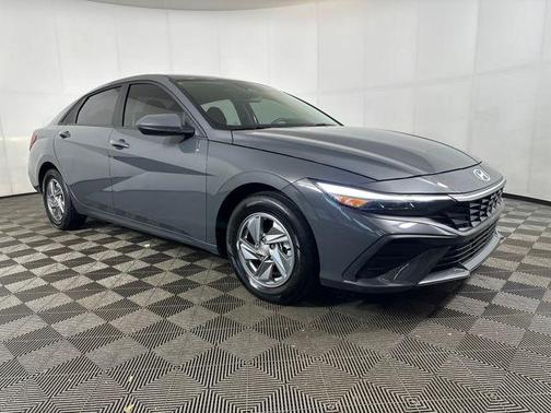 2024 Hyundai ELANTRA SE