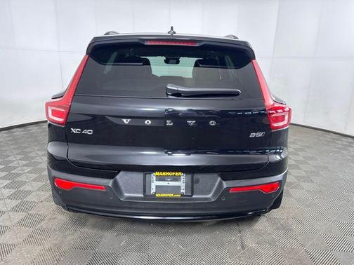 2024 Volvo XC40 B5 Ultimate Dark Theme