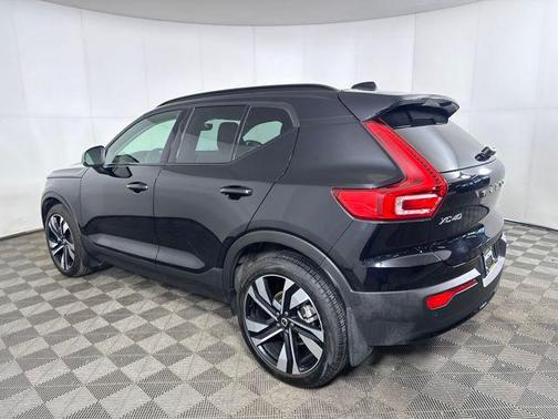 2024 Volvo XC40 B5 Ultimate Dark Theme