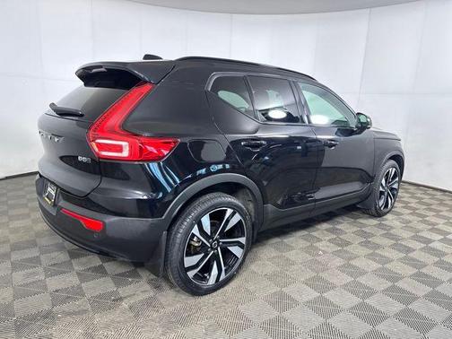 2024 Volvo XC40 B5 Ultimate Dark Theme
