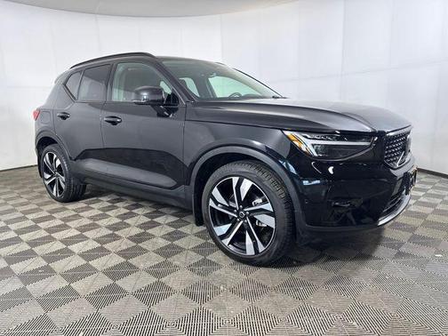 2024 Volvo XC40 B5 Ultimate Dark Theme