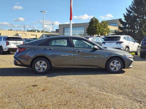 2025 Hyundai ELANTRA SE