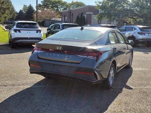2025 Hyundai ELANTRA SE