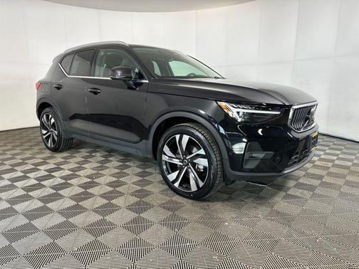 2024 Volvo XC40 B5 Plus Bright Theme