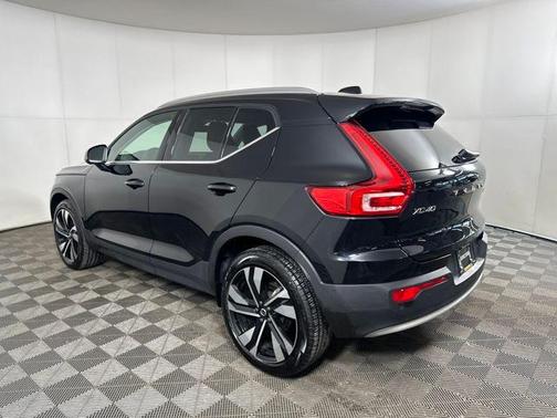 2024 Volvo XC40 B5 Plus Bright Theme