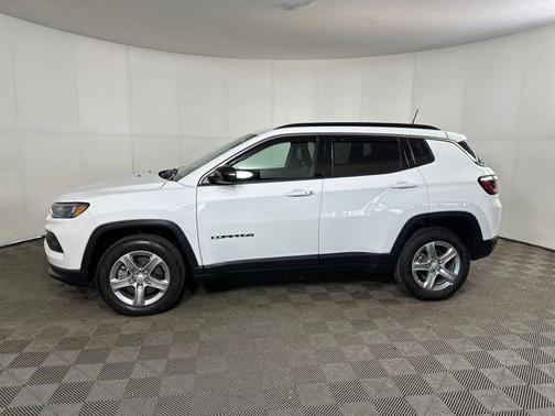 Bright White Clearcoat 2023 Jeep Compass Latitude