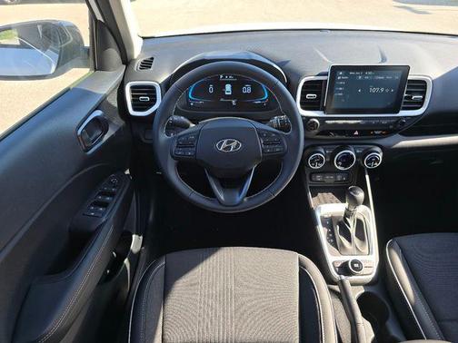Lunar White w/Black Roof 2026 Hyundai VENUE SEL w/Two-Tone Roof