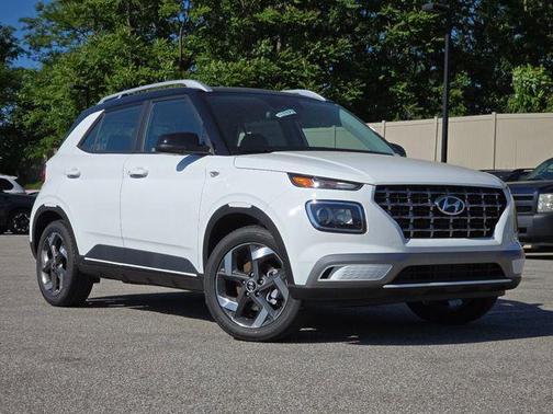 Lunar White w/Black Roof 2026 Hyundai VENUE SEL w/Two-Tone Roof