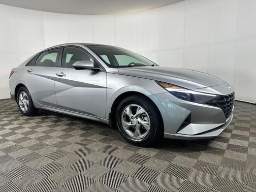 2022 Hyundai ELANTRA SE