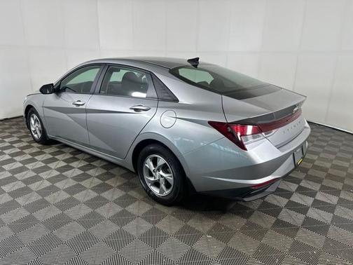 2022 Hyundai ELANTRA SE