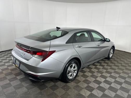 2022 Hyundai ELANTRA SE
