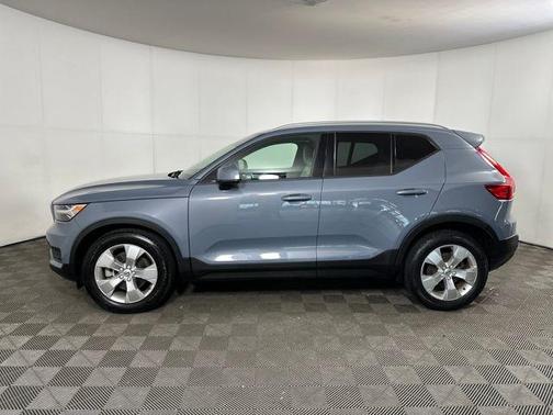 Thunder Grey Metallic 2020 Volvo XC40 T5 Momentum