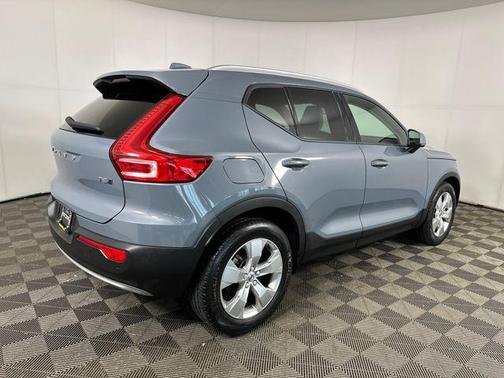 Thunder Grey Metallic 2020 Volvo XC40 T5 Momentum