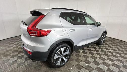 2023 Volvo XC40 B4 Ultimate Dark Theme