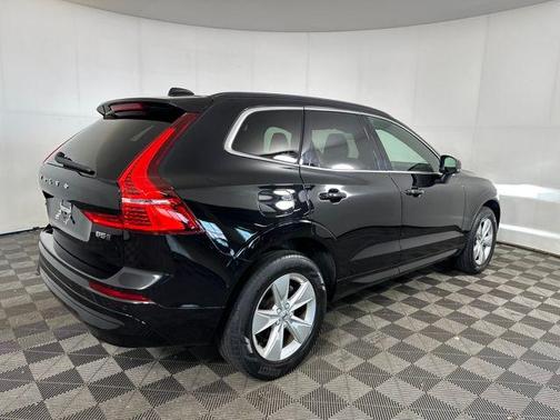 2022 Volvo XC60 B5 Momentum