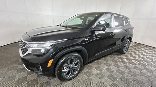 Fusion Black 2025 Kia Seltos LX
