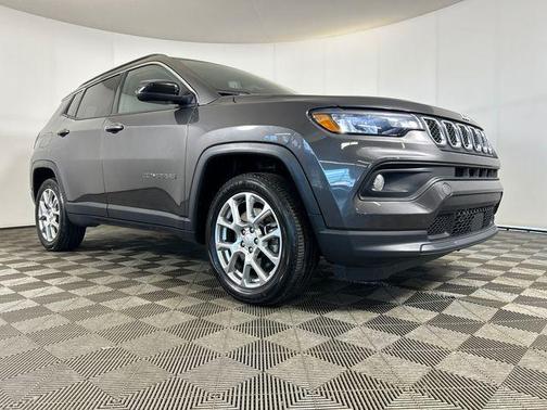 Granite Crystal Metallic Clearcoat 2023 Jeep Compass Latitude Lux
