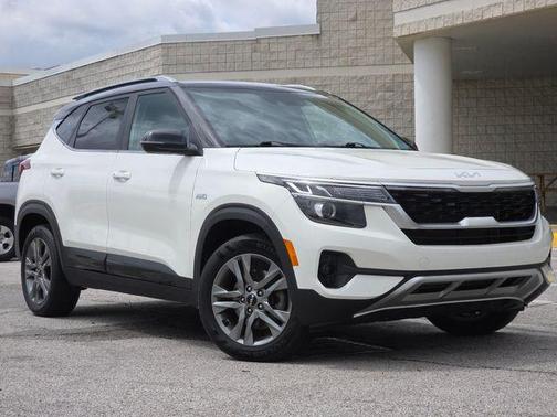 Clear White/Black Roof 2022 Kia Seltos S