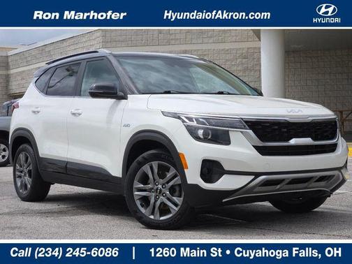 Clear White/Black Roof 2022 Kia Seltos S