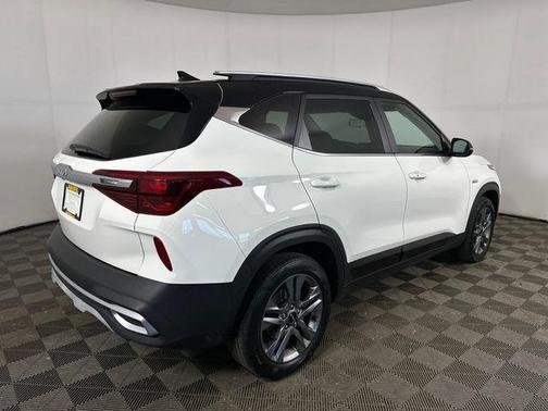 Clear White/Black Roof 2022 Kia Seltos S