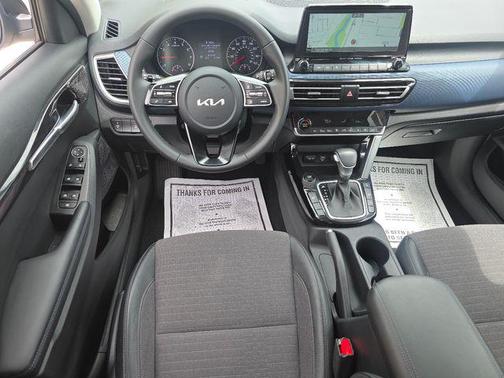 Clear White/Black Roof 2022 Kia Seltos S