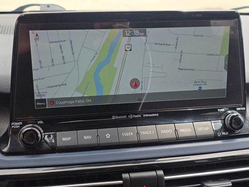 Clear White/Black Roof 2022 Kia Seltos S
