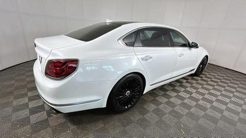 Snow White Pearl 2019 Kia K900 Luxury