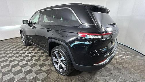Diamond Black Crystal Pearlcoat 2024 Jeep Grand Cherokee 4xe Base