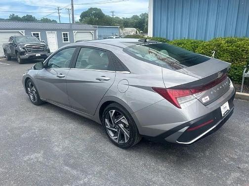 Fluid Metal 2024 Hyundai ELANTRA Limited