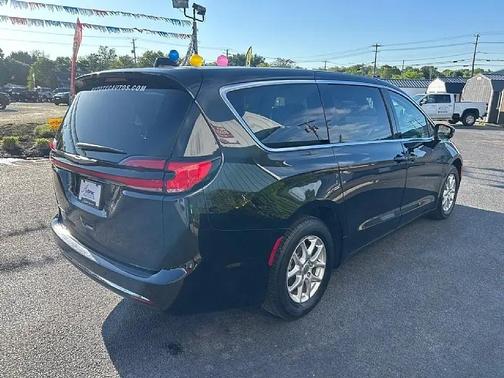 Brilliant Black Crystal Pearlcoat 2023 Chrysler Pacifica Touring L