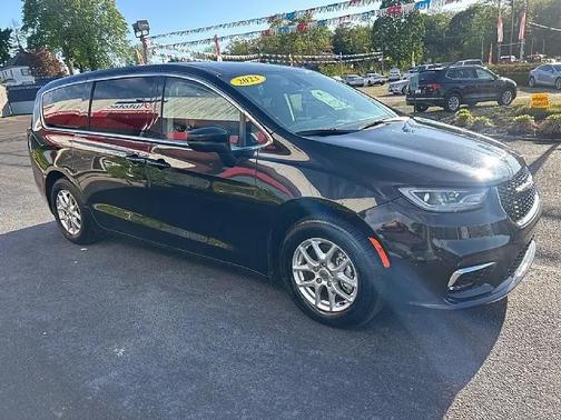 Brilliant Black Crystal Pearlcoat 2023 Chrysler Pacifica Touring L