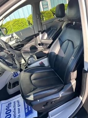 Brilliant Black Crystal Pearlcoat 2023 Chrysler Pacifica Touring L