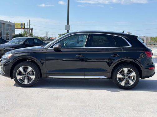 Mythos Black Metallic 2023 Audi Q5 40 Premium Plus