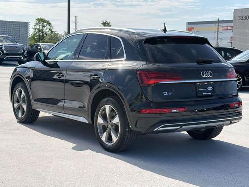 Mythos Black Metallic 2023 Audi Q5 40 Premium Plus