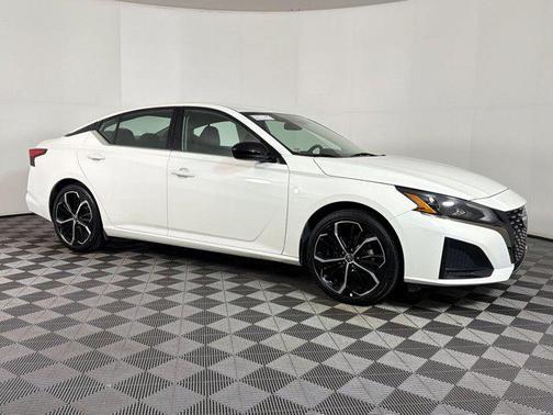Glacier White 2025 Nissan Altima SR FWD