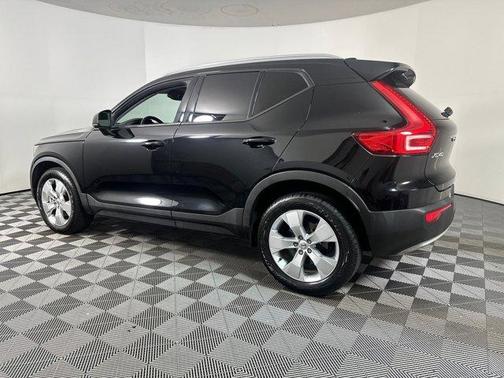 2022 Volvo XC40 T5 Momentum