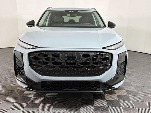 Arrow Gray Pearl Effect 2026 Audi Q3 TFSI quattro S tronic