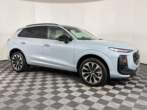 Arrow Gray Pearl Effect 2026 Audi Q3 TFSI quattro S tronic