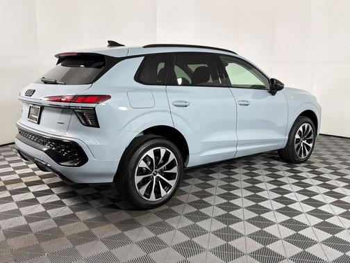 Arrow Gray Pearl Effect 2026 Audi Q3 TFSI quattro S tronic