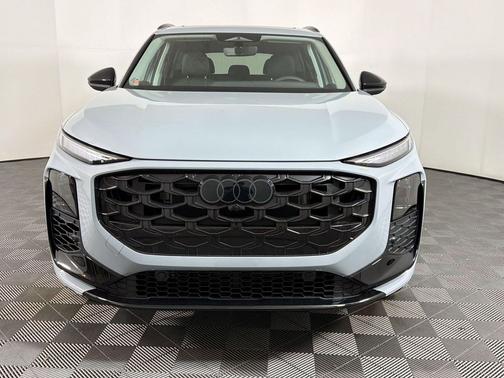 Arrow Gray Pearl Effect 2026 Audi Q3 TFSI quattro S tronic