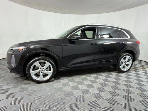 Mythos Black Metallic 2025 Audi Q5 Premium Plus TFSI quattro S tronic