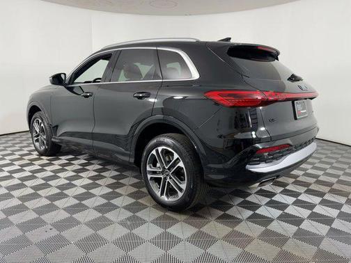 Mythos Black Metallic 2025 Audi Q5 Premium TFSI quattro S tronic