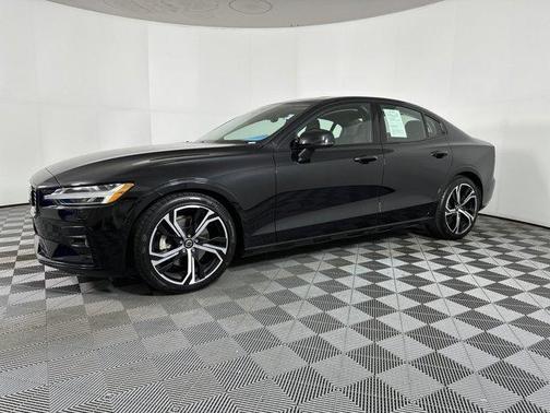 2024 Volvo S60 B5 Plus Dark Theme