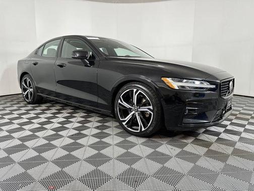 2024 Volvo S60 B5 Plus Dark Theme