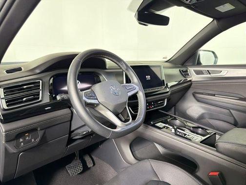 2025 Volkswagen Atlas Cross Sport 2.0T SE w/Technology