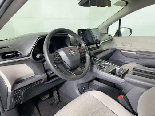 2024 Toyota Sienna LE